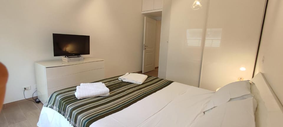 Bed, TV and multimedia, Photo of the whole room, Bedroom, towels, wardrobe
