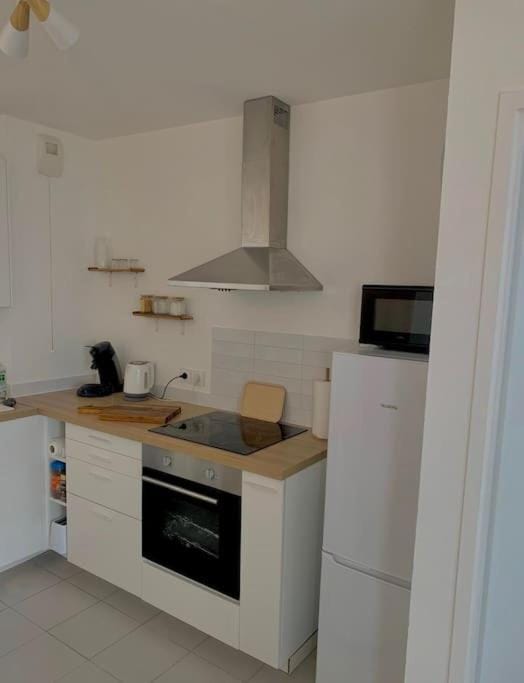 Kitchen or kitchenette, oven, stove