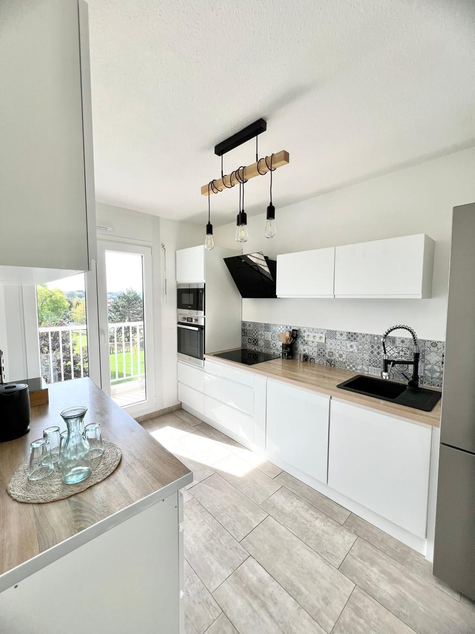 Kitchen or kitchenette, dishwasher, stove