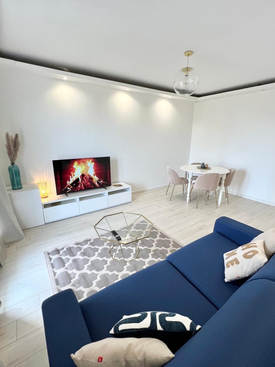 Communal lounge/ TV room, Bed, TV and multimedia, Living room