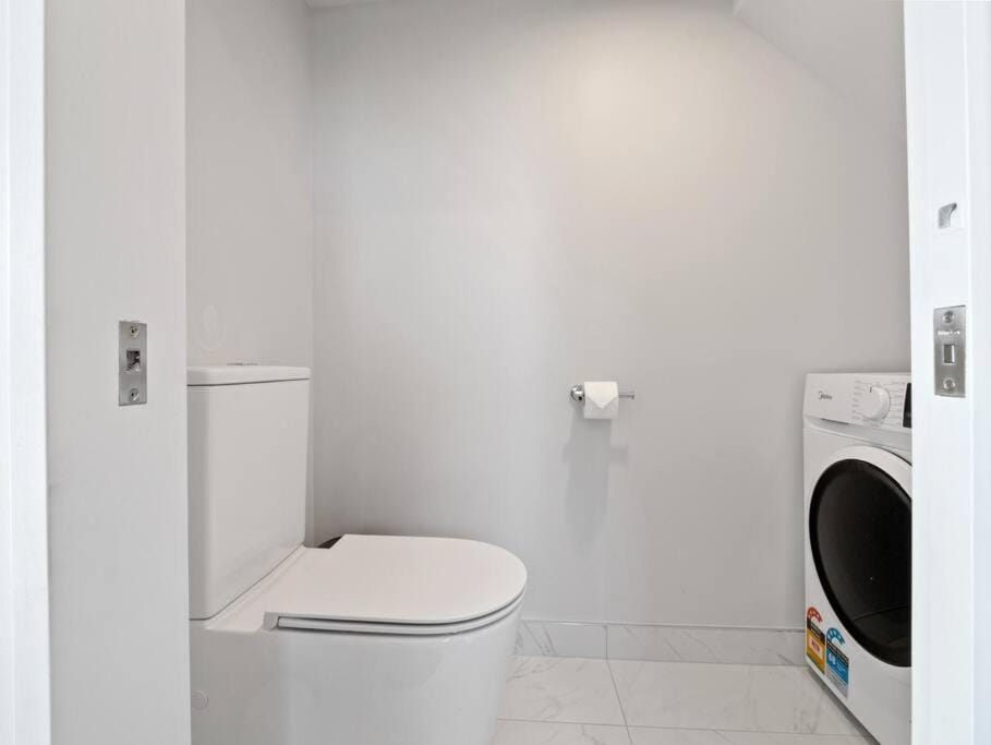 Toilet, Bathroom, washing machine