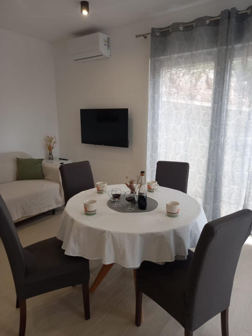 TV and multimedia, Living room, Photo of the whole room, Seating area, Dining area, air conditioner