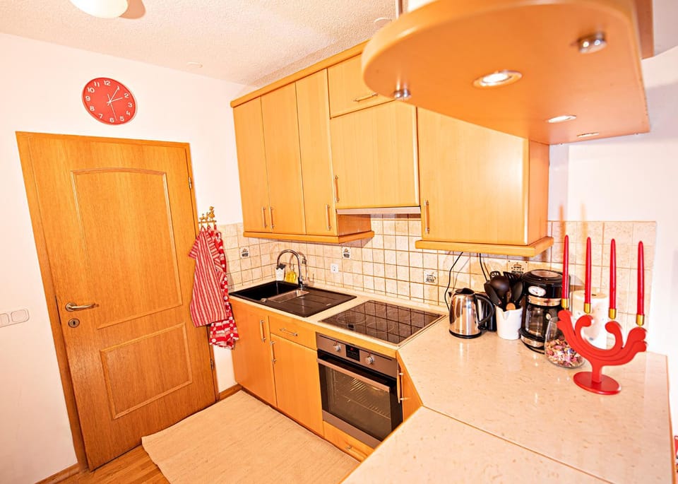 Kitchen or kitchenette, minibar, stove, toaster