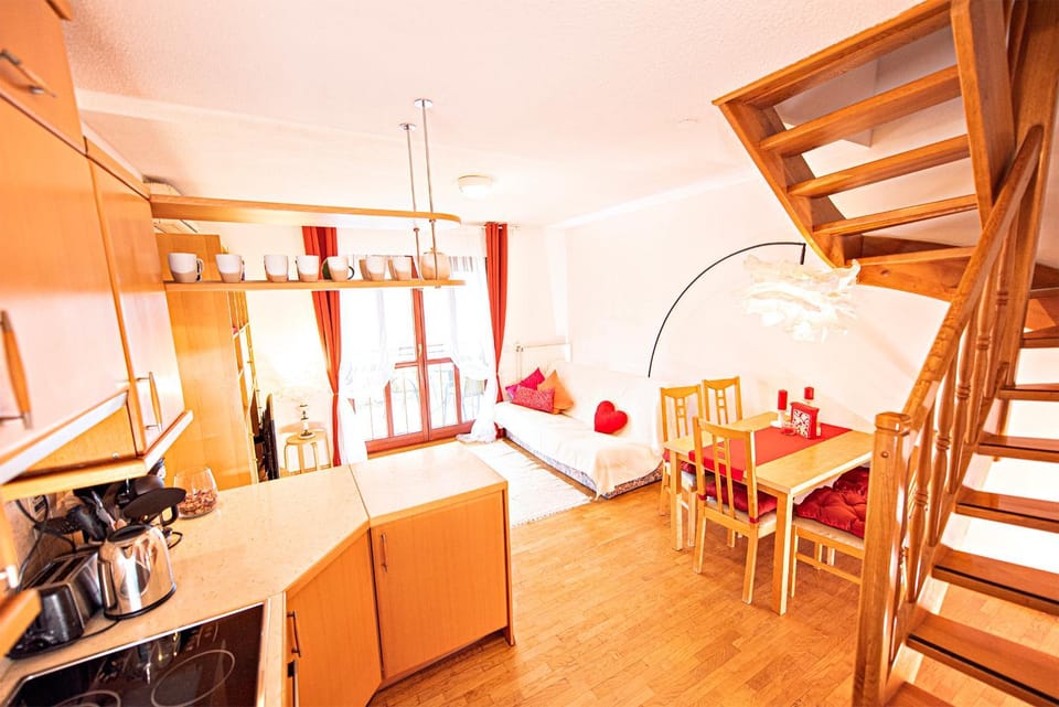 Kitchen or kitchenette, Seating area