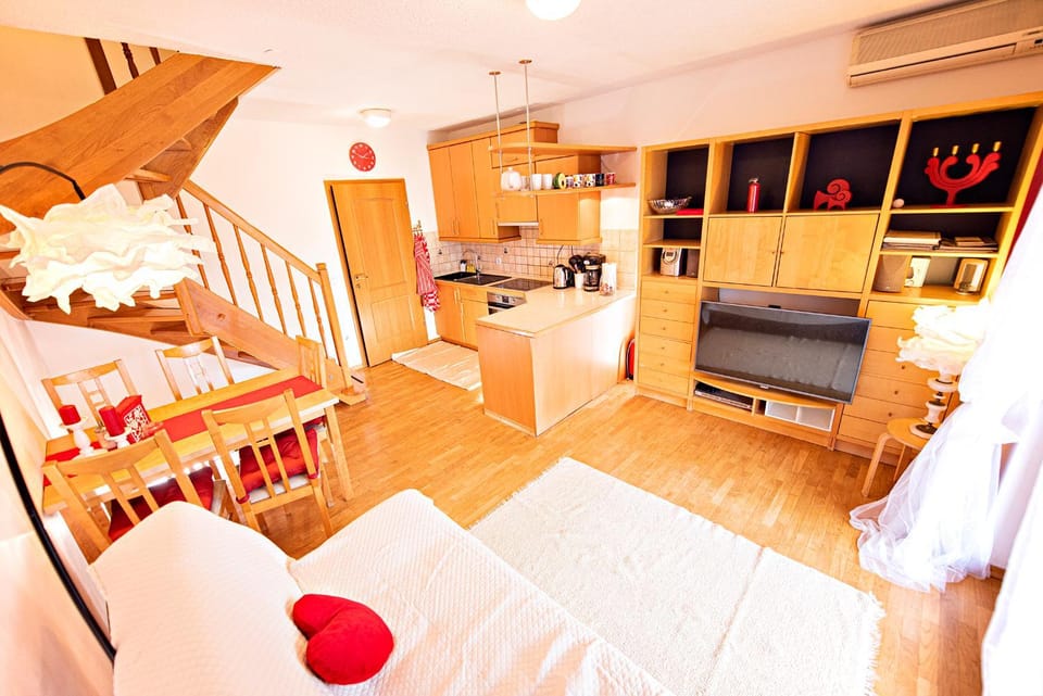 Kitchen or kitchenette, Seating area, Dining area, oven