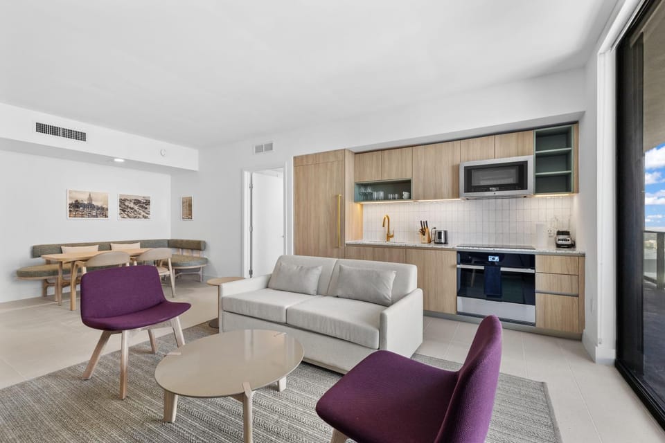 TV and multimedia, Kitchen or kitchenette, Living room, Seating area, Dining area, oven, stove, air conditioner