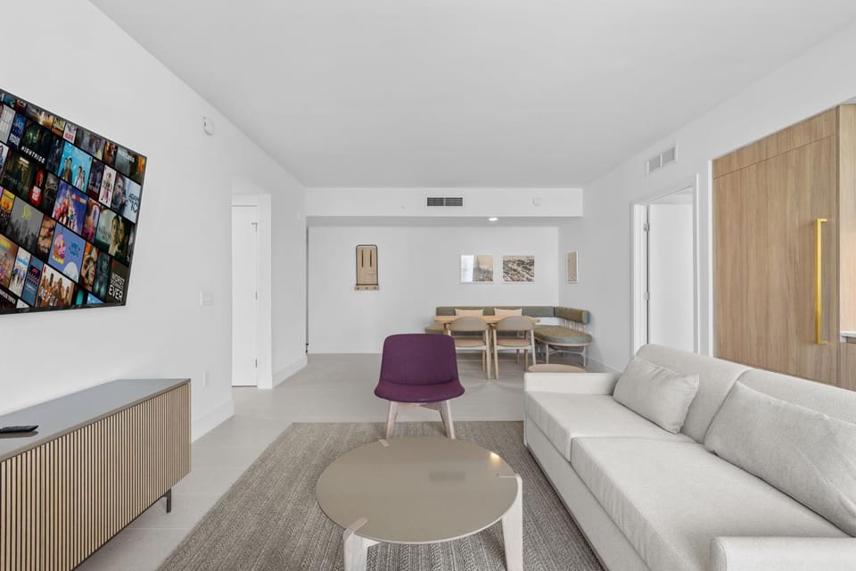 TV and multimedia, Living room, Seating area, Dining area, air conditioner