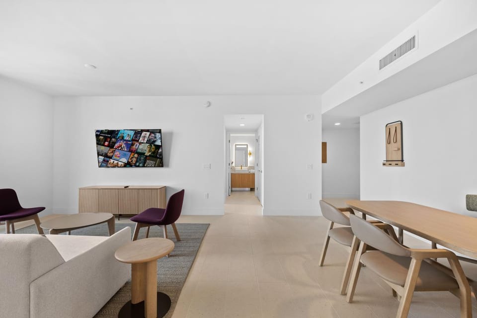 TV and multimedia, Living room, Seating area, Dining area, air conditioner