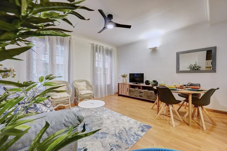 TV and multimedia, Living room, Seating area, Dining area