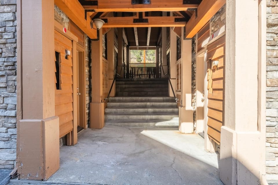 Mammoth Gateway Village #1 - Highly Updated Townhome - Walk To Village 3 Bed+Loft, Sleeps 10 House in Mammoth Lakes