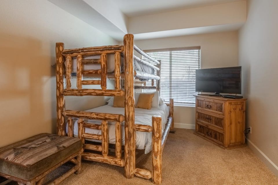 Mammoth Gateway Village #1 - Highly Updated Townhome - Walk To Village 3 Bed+Loft, Sleeps 10 House in Mammoth Lakes