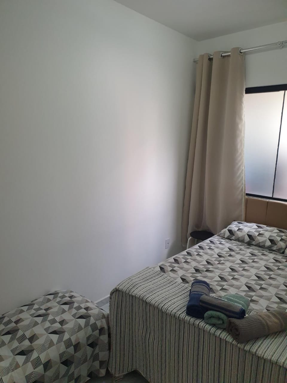 Bed, towels