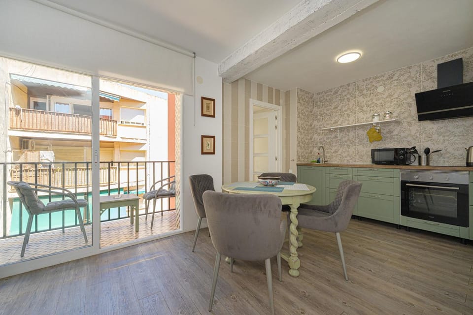 TV and multimedia, Kitchen or kitchenette, Living room, Seating area, Dining area, oven, pet friendly, stove, toaster