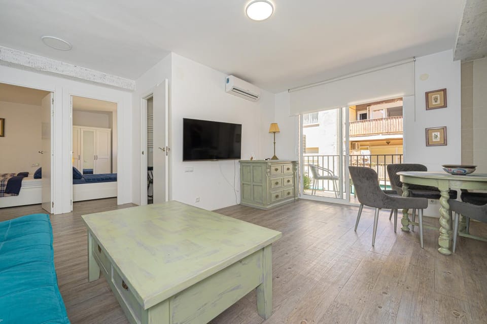 Communal lounge/ TV room, TV and multimedia, Living room, Seating area, Dining area, air conditioner