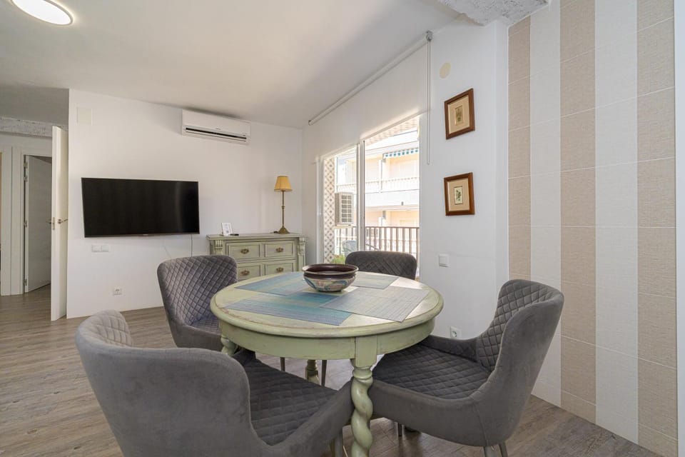 TV and multimedia, Living room, Seating area, Dining area