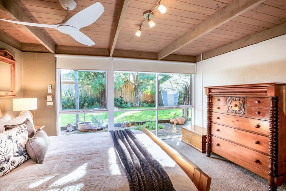 Coastal Couple Retreat - Gas Log Fireplace - Sleeps 2 - Ocean Grove House in Ocean Grove