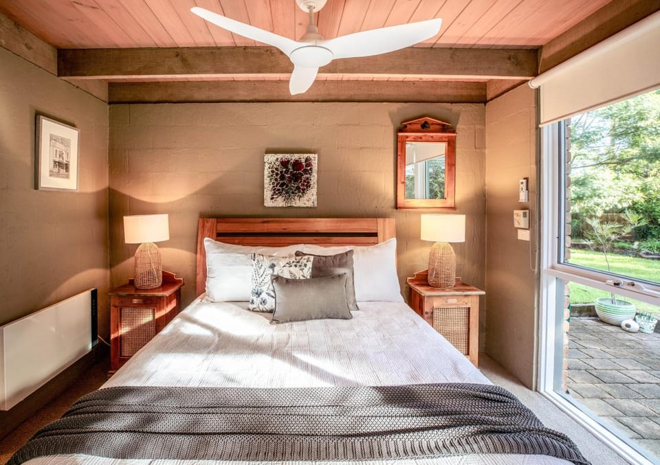 Coastal Couple Retreat - Gas Log Fireplace - Sleeps 2 - Ocean Grove House in Ocean Grove