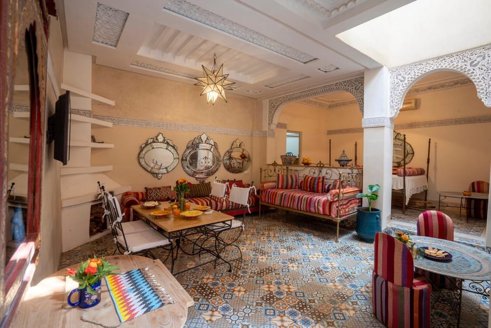 Communal lounge/ TV room, Living room, Food and drinks, Food