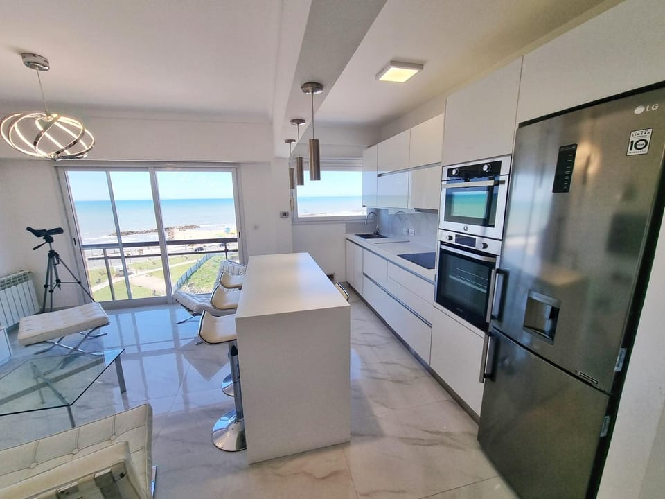 Kitchen or kitchenette, Sea view