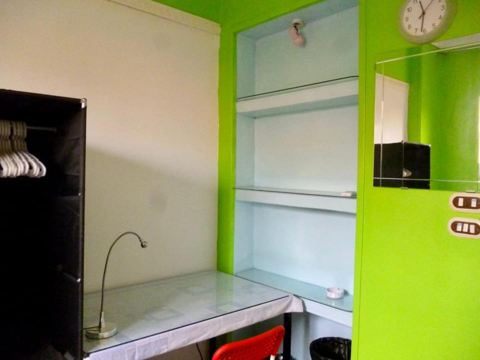 Men Only - Cozy Private Room with Shared Bathroom in Heliopolis AC 30Mbps WiFi 5G Bed and Breakfast in Cairo Governorate