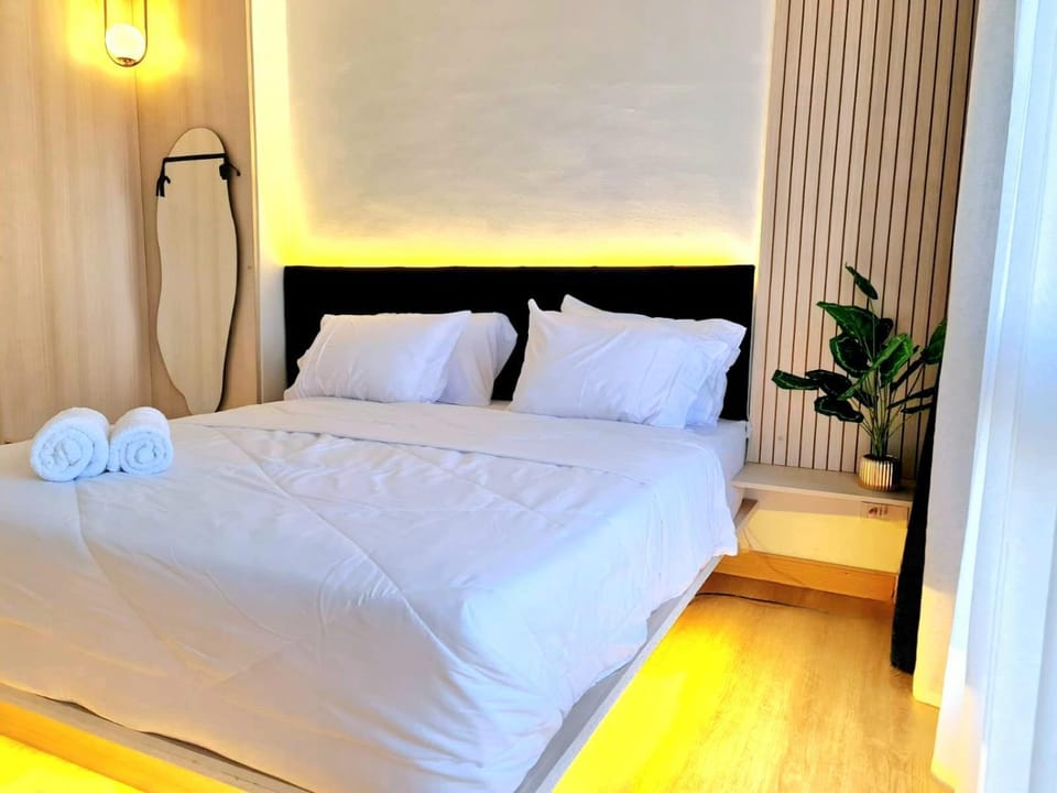 Bed, Bedroom, towels