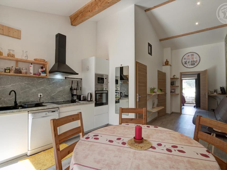 Gîte en pierre du 18ème siècle avec vue sur vallée, jacuzzi et terrasses - FR-1-496-335 House in Auvergne-Rhône-Alpes