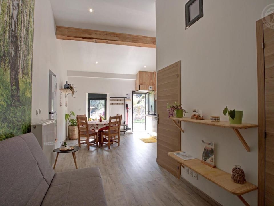 Gîte en pierre du 18ème siècle avec vue sur vallée, jacuzzi et terrasses - FR-1-496-335 House in Auvergne-Rhône-Alpes