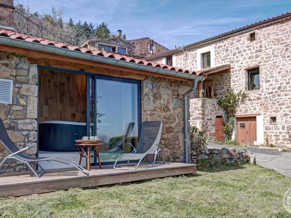 Gîte de Charme avec Jacuzzi et Wifi Inclus - FR-1-496-336 House in Auvergne-Rhône-Alpes