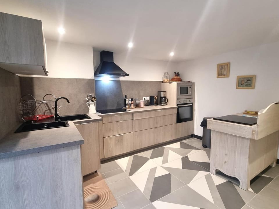 Gîte de Charme avec Jacuzzi et Wifi Inclus - FR-1-496-336 House in Auvergne-Rhône-Alpes