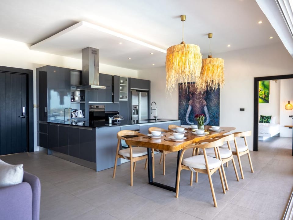 Kitchen or kitchenette, Dining area