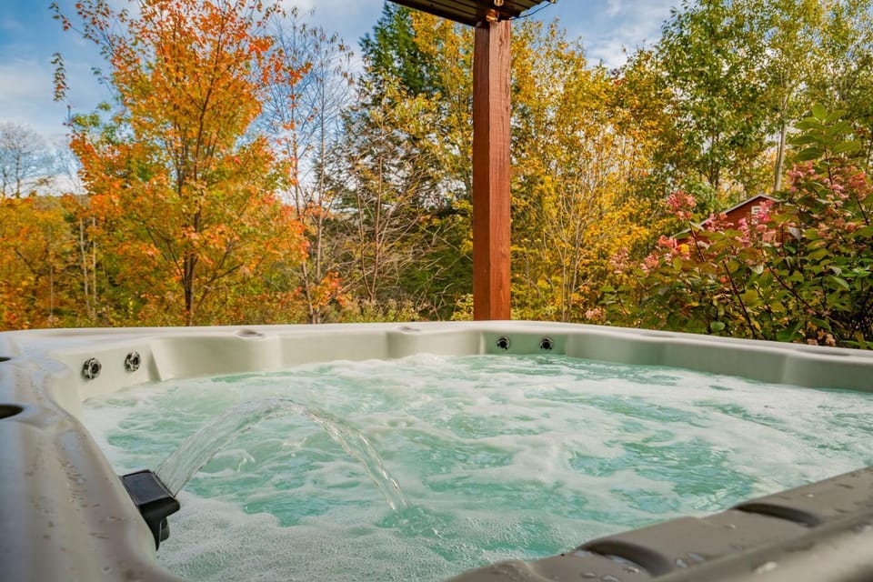 35 Hideaway - Mtn Views, Hot Tub, Game Room, Dogs Ok, 12 Mins to Sunday River Chalet in Newry