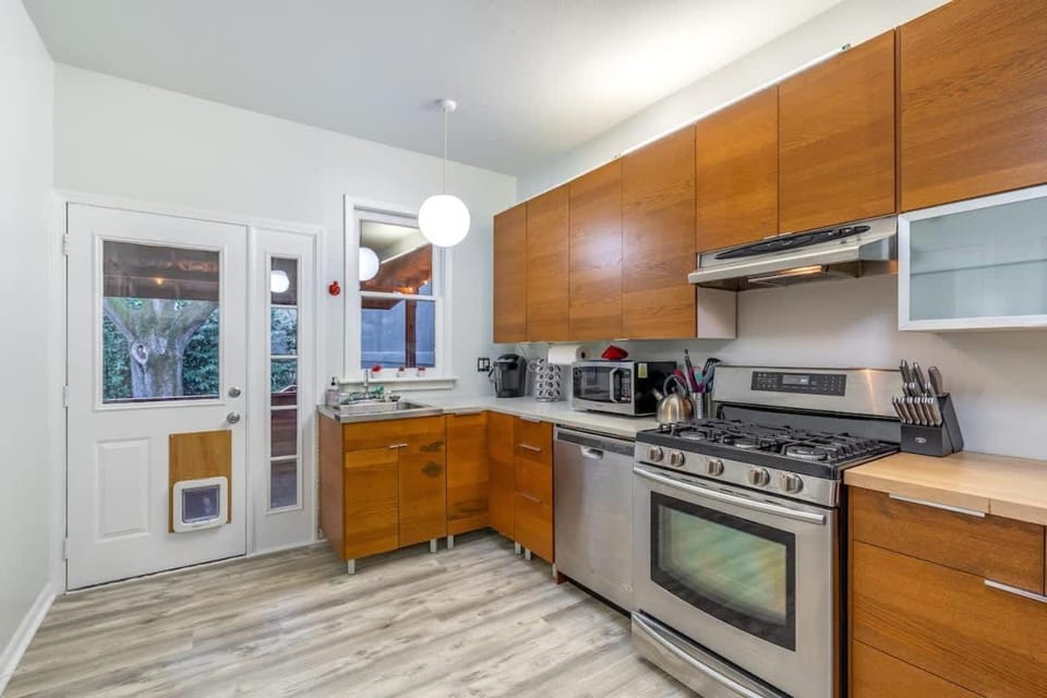 Stay Portland - Enchanting Old Portland Home - 92 WalkScore House in Portland