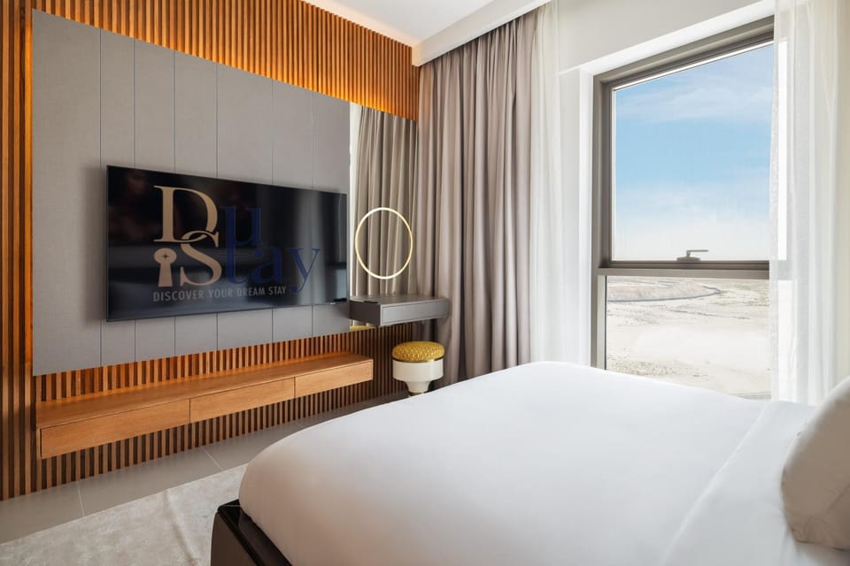 Bed, Natural landscape, TV and multimedia, Photo of the whole room, Bedroom