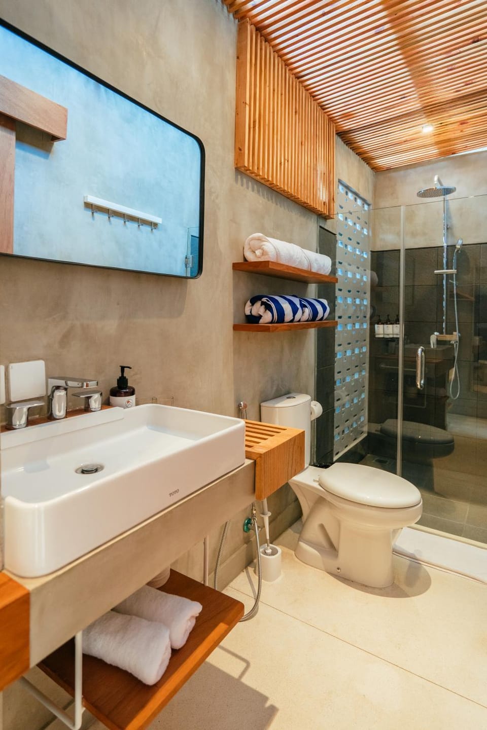 Shower, Toilet, Bathroom, towels