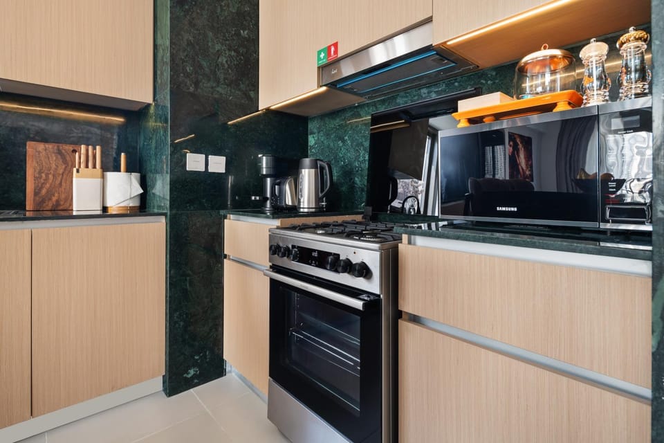 Coffee/tea facilities, Kitchen or kitchenette, oven, stove