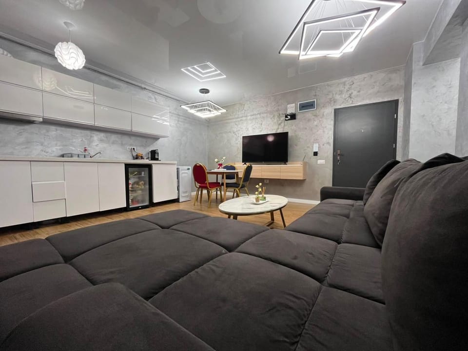 TV and multimedia, Kitchen or kitchenette, Living room, Seating area, Dining area