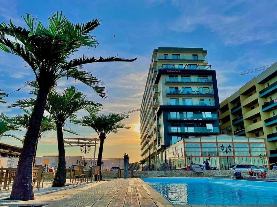 Property building, Day, Swimming pool