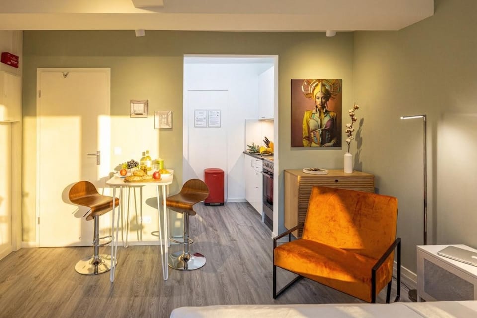 Kitchen or kitchenette, Living room, Seating area, Dining area