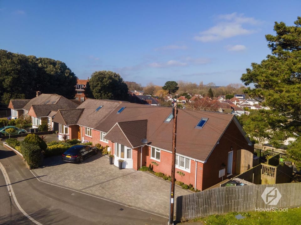 Hengistbury Reach Walk to beaches Private use Hot tub House in Christchurch