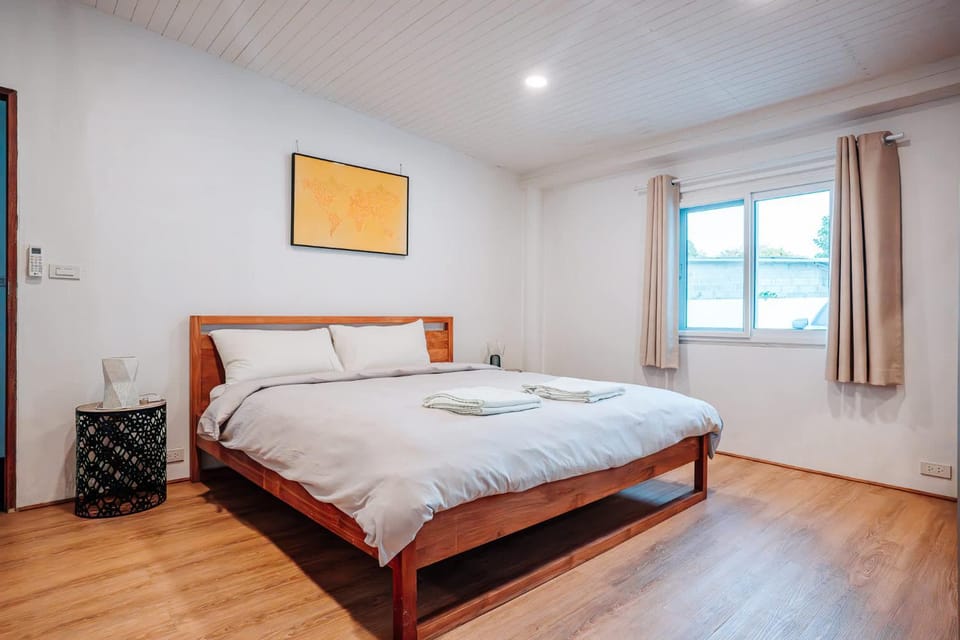 Photo of the whole room, Bedroom