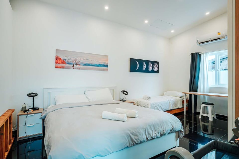 Photo of the whole room, Bedroom, air conditioner