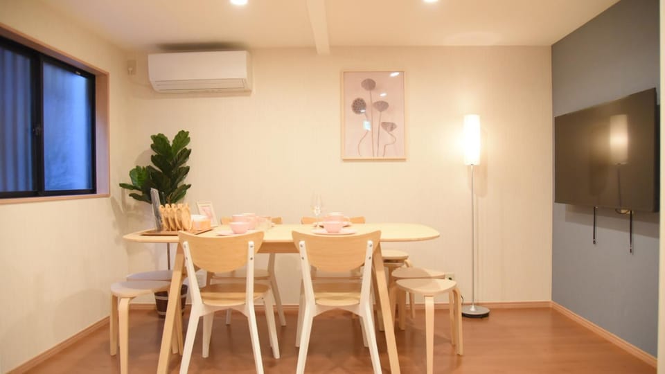 TV and multimedia, Living room, Seating area, Dining area, air conditioner