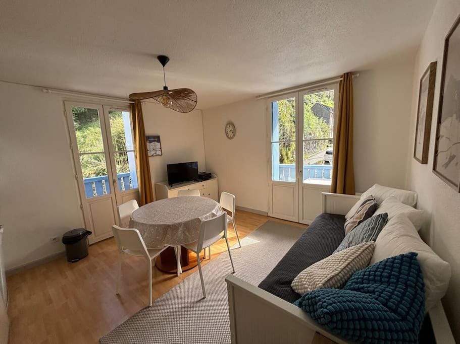TV and multimedia, Living room, Dining area