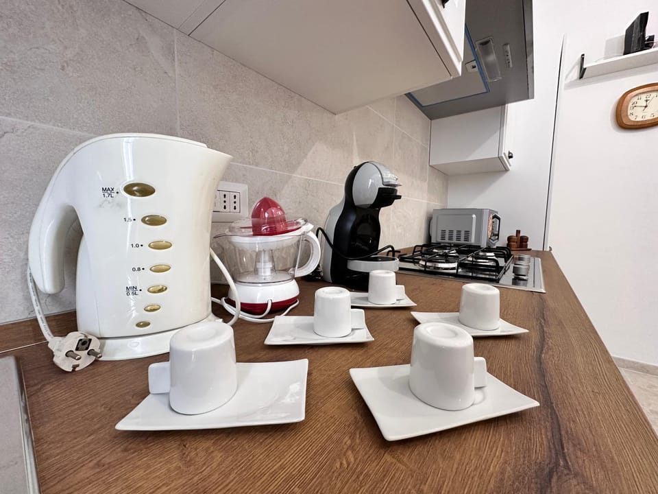 Coffee/tea facilities, Kitchen or kitchenette, Dining area