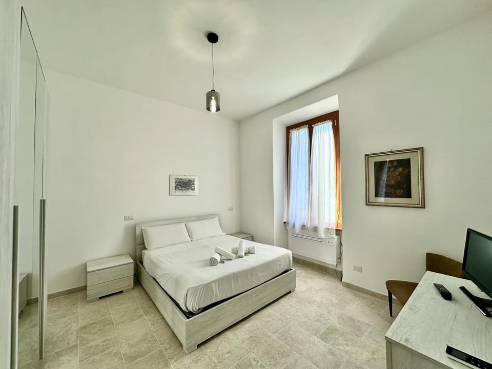 Bed, TV and multimedia, Photo of the whole room, Bedroom, towels