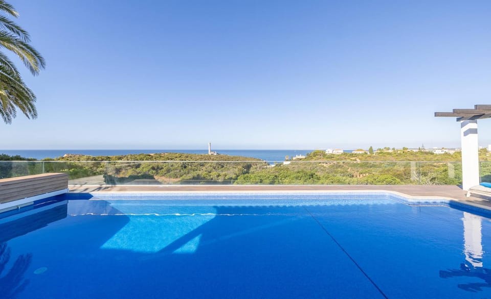 Villa Alice - Walk to beach Pool Tennis court Villa in Ferragudo