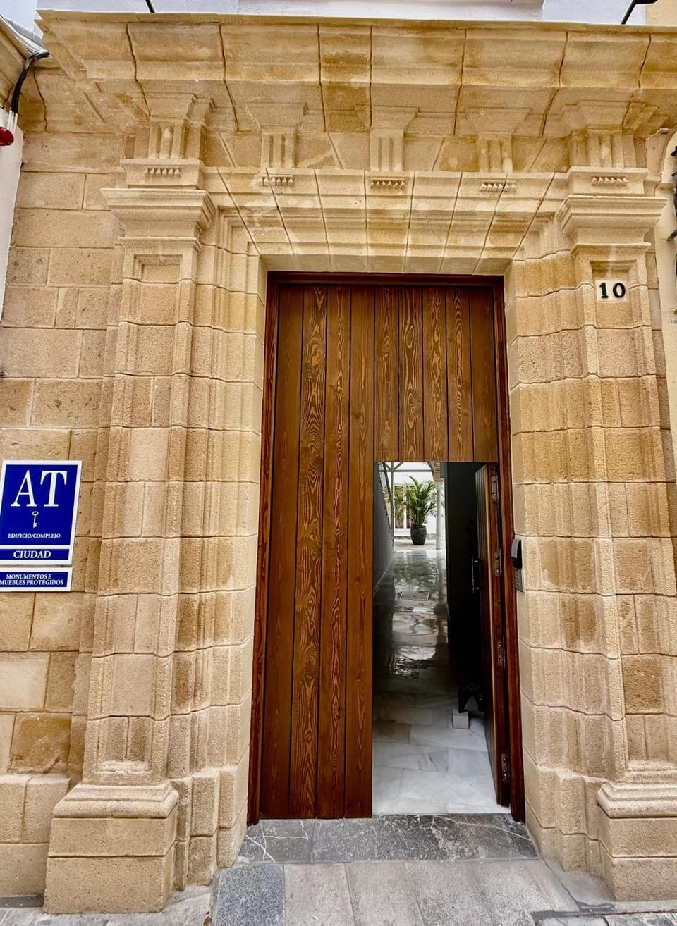 Facade/entrance