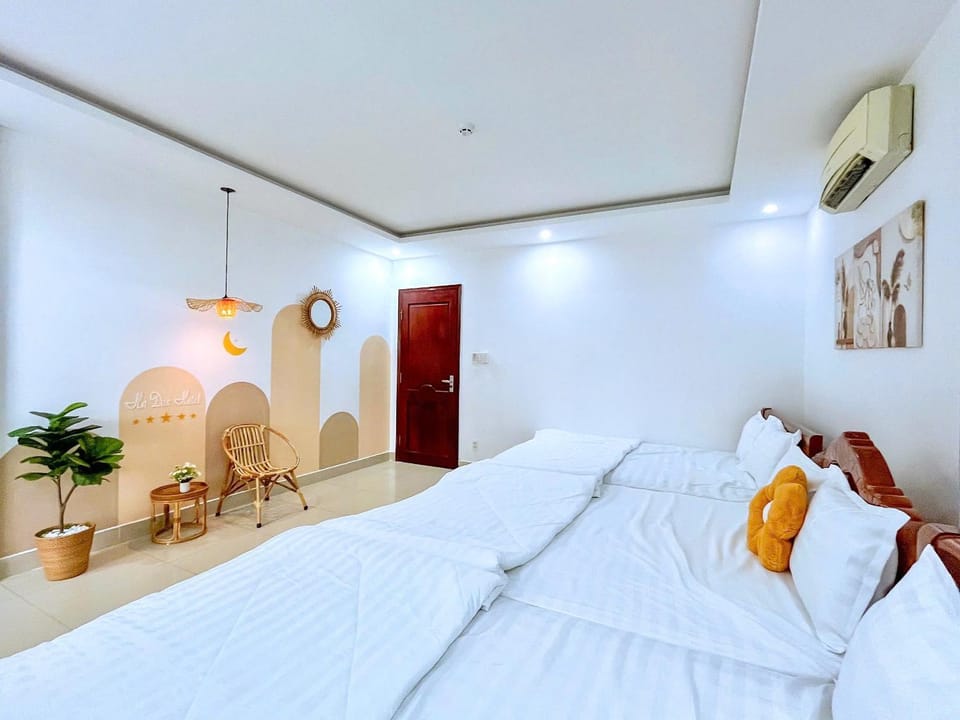 Bed, Photo of the whole room, Bedroom, towels, air conditioner