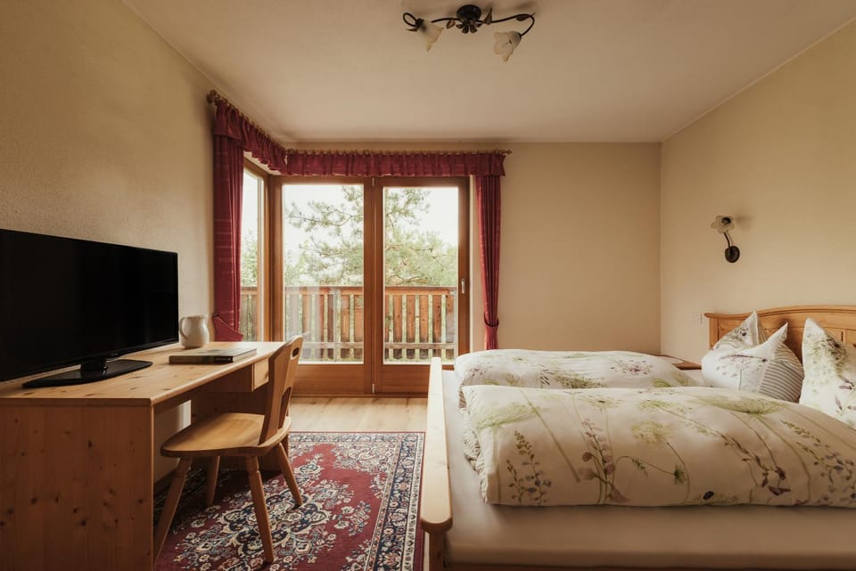 Bed, TV and multimedia, Photo of the whole room, Bedroom