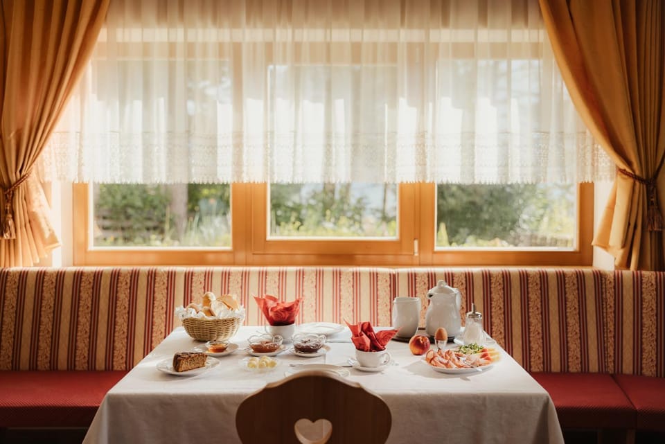 Food and drinks, Food, Breakfast, Continental breakfast